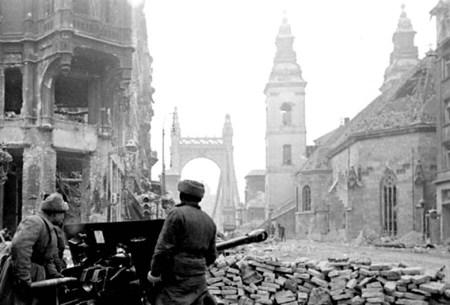 13 февраля - Памятная дата военной истории России - освобождение столицы Венгрии Будапешт (1945 год).