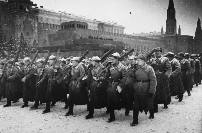7 ноября - День воинской славы России - Парад на Красной площади (1941 год).